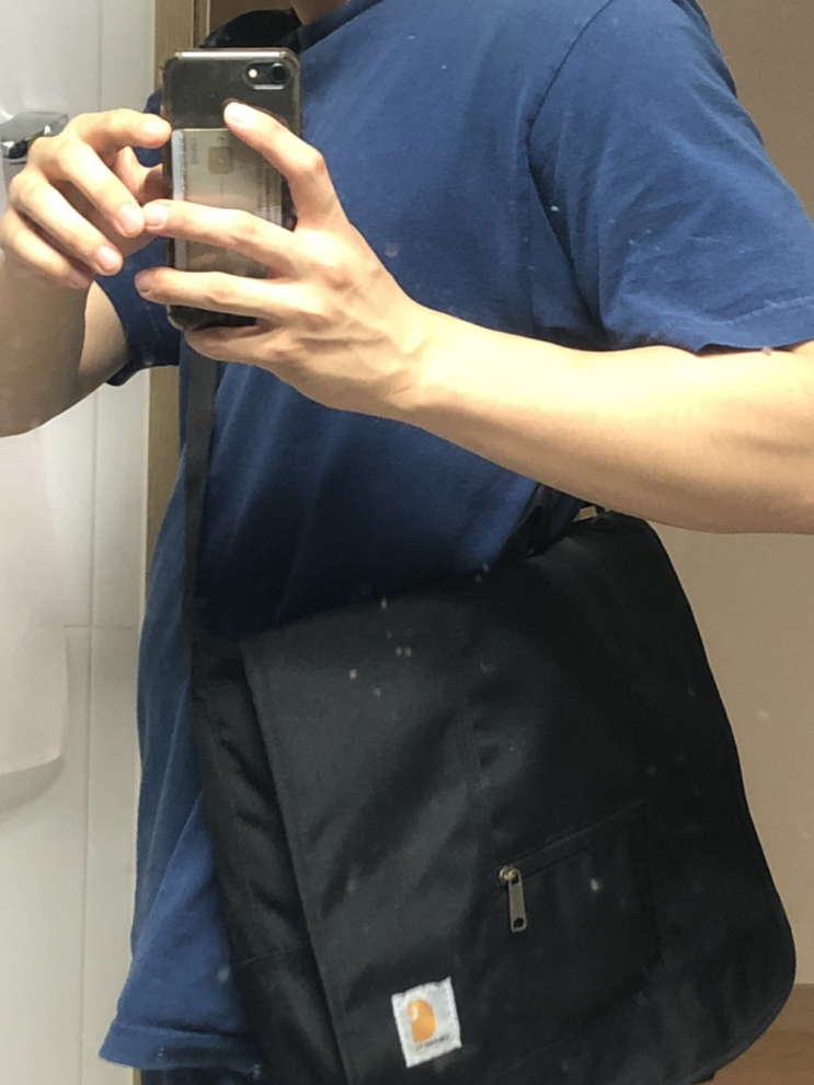  수납공간이 넓은 칼하트 D89 메신저백 블랙 / 11052301