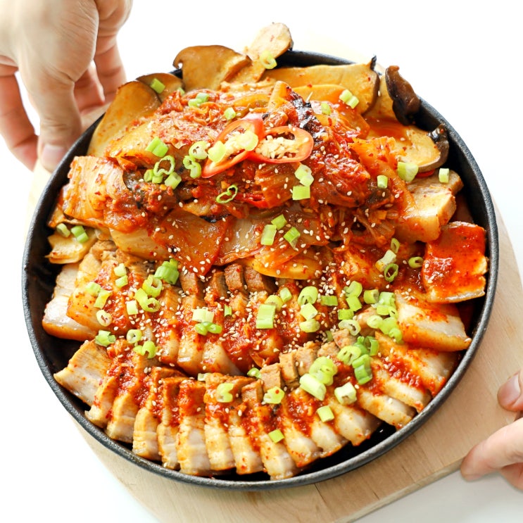  집들이 음식 삼겹살 묵은지 김치찜
