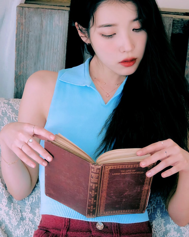  아이유 옷 구찌 인터로킹 미니 원피스 마이클 코어스 샌들 코디