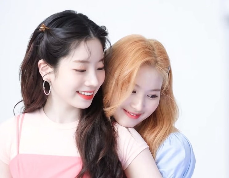  트와이스 사이다 : 사나 다현 앳스타일 화보 인터뷰
