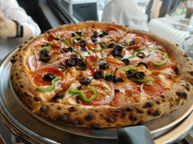 [서울/용산/용리단길]범스피자(Bum's Pizza)-피맥하기 좋은 수제 피자 전문점. 할리마요윙(할리피뇨 마요 치킨윙)은 달콤 매콤 맛있네요.