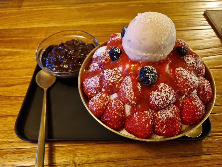  명동 와플 빙수 파르페 맛집 카페 포엠