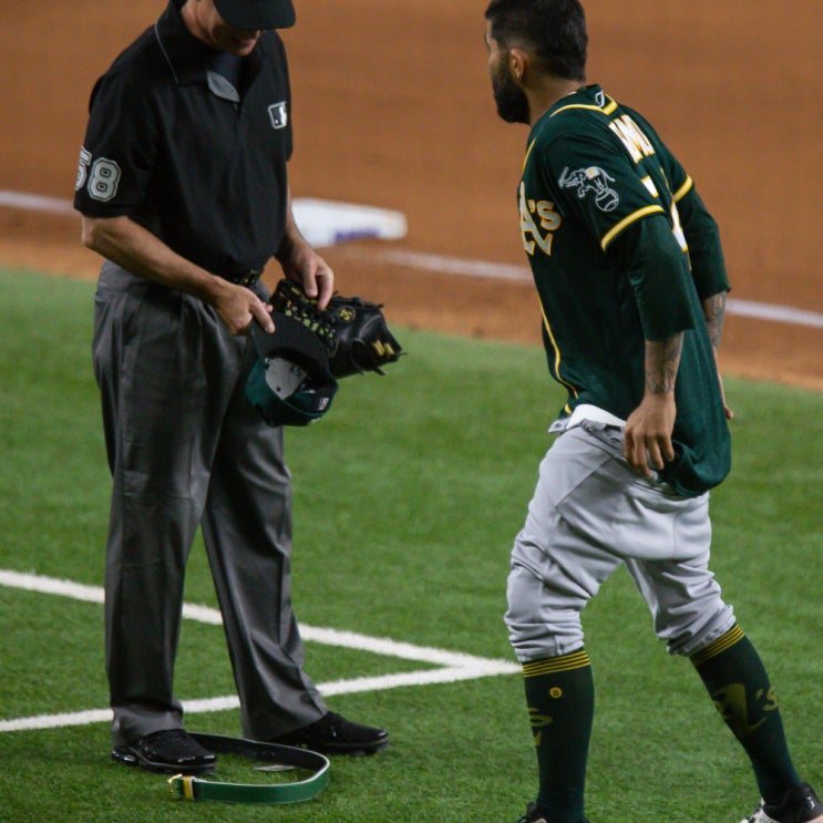  타르와의 전쟁 MLB, 글러브 모자 바지까지 벗어야 되나요?