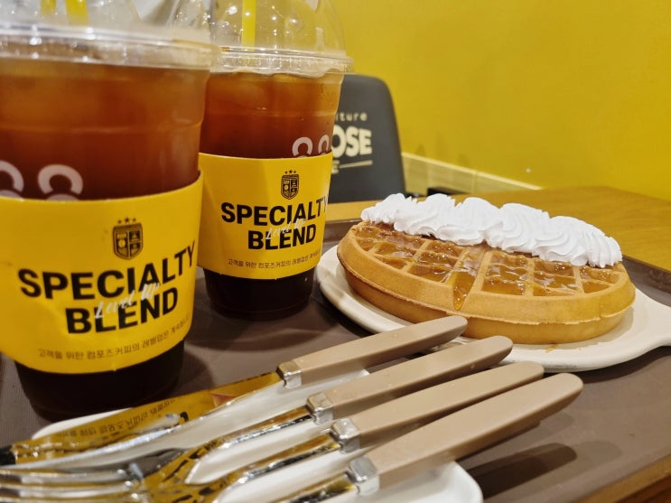  동해 컴포즈커피 다녀왔어요 가성비 와플 맛있다