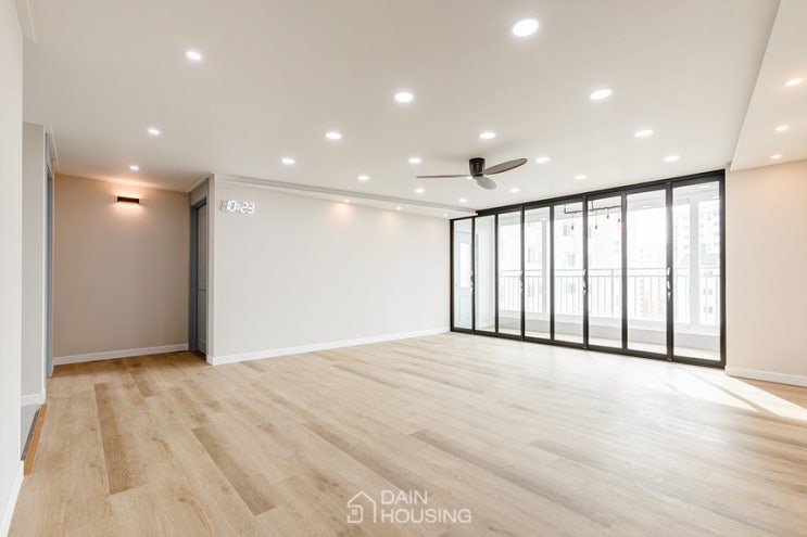  강서구 화곡동 우장산 아이파크 41평, ㄷ자주방과 실링팬, 타공도어로 최적화된 동선과 생활의 편리성에 중점을 둔 스마트한 인테리어
