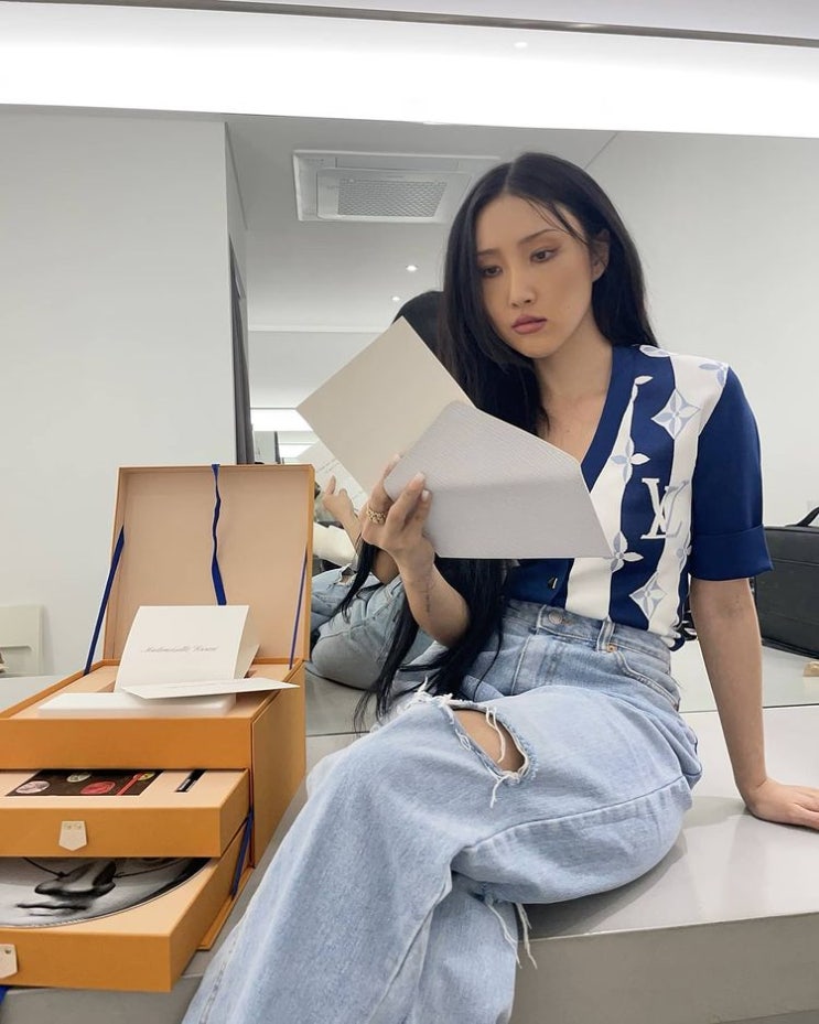  마마무 화사 데일리룩 루이비통 가디건 뮬 찢어진 청바지 패션