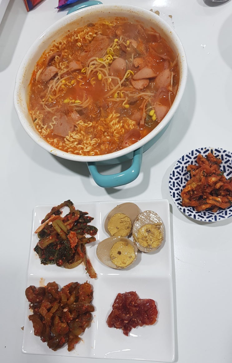 집에서 만들어 먹는 부대찌개와 만두