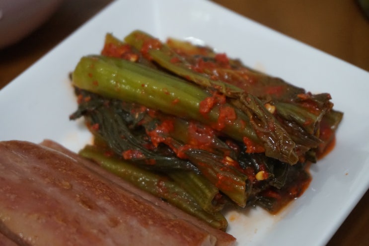  톡쏘는 매력적인 맛인 옹고집 싱싱식품 갓김치