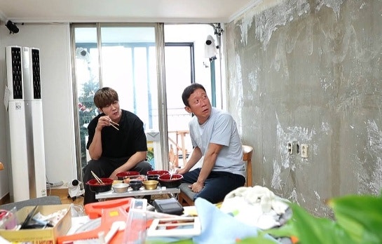 미운우리새끼 임원희 아파트 셀프 도배 장비빨 최진혁 정석용 거실 가구 여자 물건 무엇 배....
