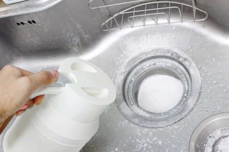 주방 씽크대 배수구 청소 과탄산소다에 끓는물 붓지 마세요!