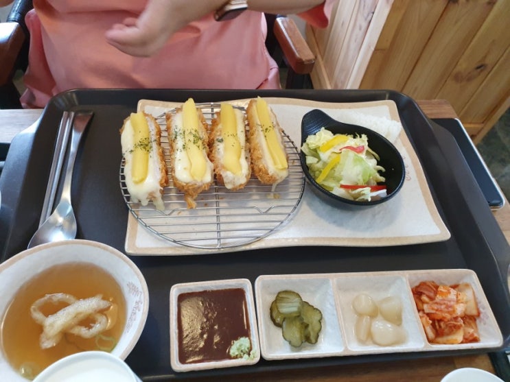  양평 길 막혀서 두물머리에서 쉬었다가 너무 배고파서 카츠루와 돈까스 냉소바 사먹기.
