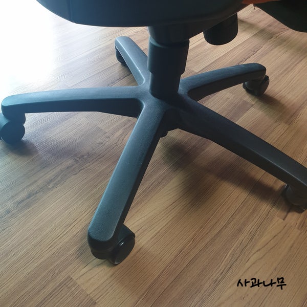 일룸 책상의자 바퀴교체로 깔끔해졌어요~~