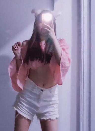  하얀 초미니 핫팬츠에 쌔끈한 상의 입고 엉덩이 흔들기~!