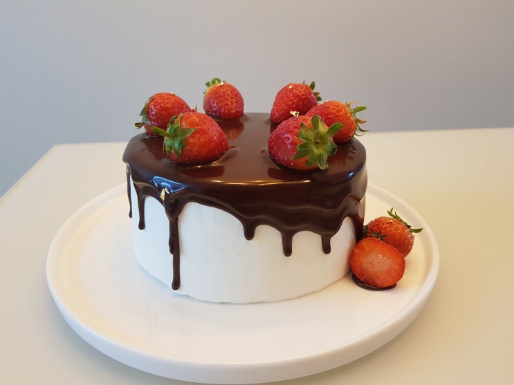  [cake] 초코 가나슈가 주르륵 흐르는 멜팅케이크 / 딸기케이크 주루룩 초콜릿 데코 / 딸기케이크 계절이 언능 오면 좋겠다