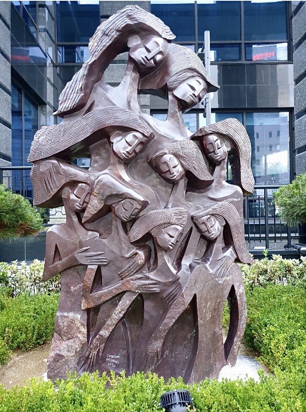 서울 지하철여행 이수역 미송 타워 앞의 아름다운 쇼나 조각 작품 감상해요!