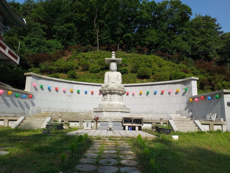  청량산 기슭의 작은 사찰.  하남 광덕사
