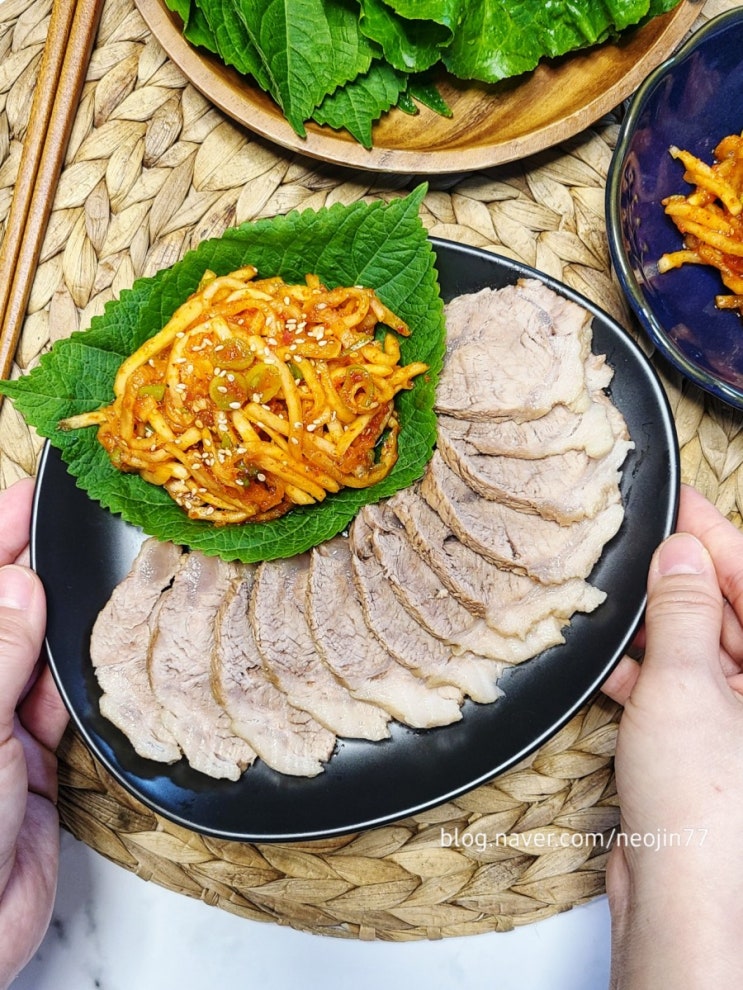 돼지고기 수육 맛있게 삶는법 제대로 잡내없이 부드럽게 앞다리살수육 무생채도 맛나네