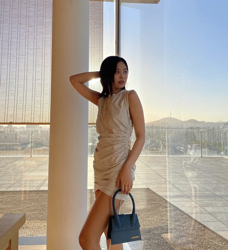  제니 자크뮈스 가방,알렉산더왕 원피스(JACQUEMUS Le Granf Chiquito in navy)인스타그램 패션