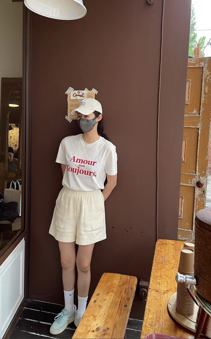  차정원 Urbanic30 반바지,크림색반바지,르쁘띠바직,클로브,오트리스니커즈 그린