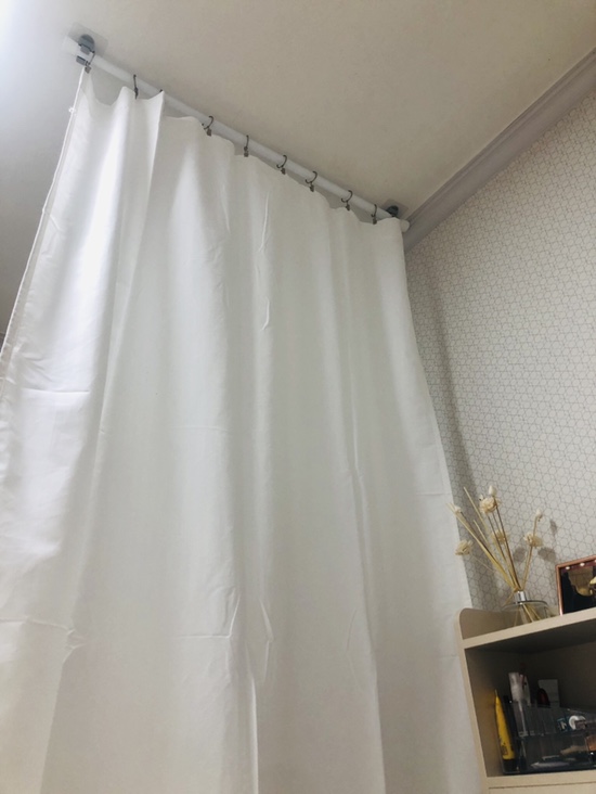  [인테리어] 좁은 방 꾸미기_다이소 물건으로 못 없이 커튼 달기