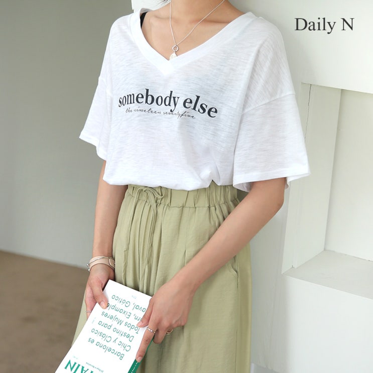 구매평 좋은 데일리앤 썸바디 여성 레터링 반팔 티셔츠 좋아요 구매평 좋은 데일리앤 썸바디 여성 레터링 반팔 티셔츠 좋아요