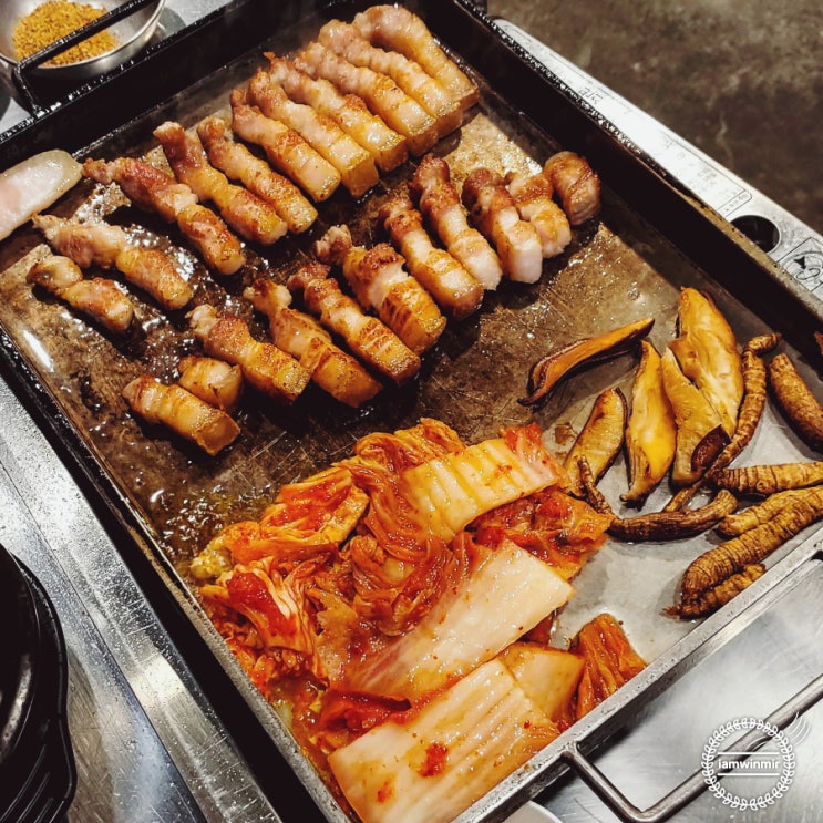 홍대입구역 더덕/콩잎 장아찌로 즐기는 홍구삼겹 홍대입구역 더덕/콩잎 장아찌로 즐기는 홍구삼겹