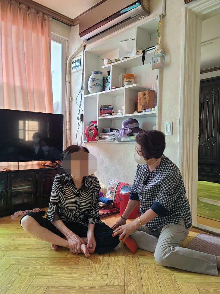 “혼자가 아니랍니다.” “혼자가 아니랍니다.”