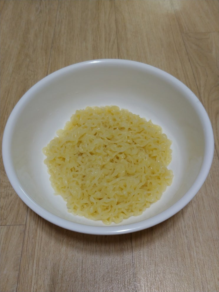  진하고 고소하여 맛이 있는 오뚜기 냉콩국수 라면