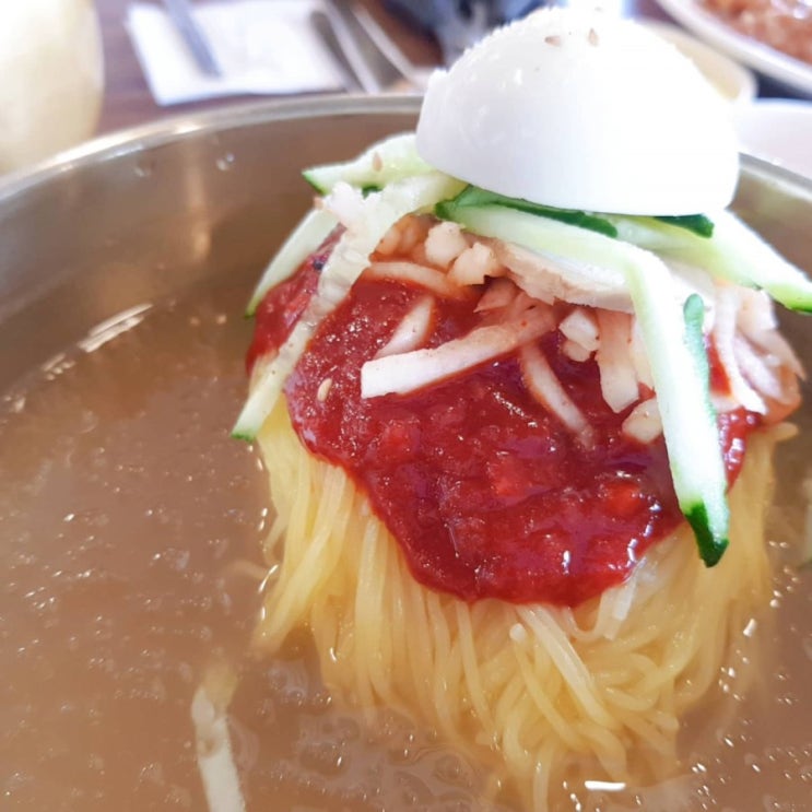  부산의 여름은 치자밀면이 한 몫한다