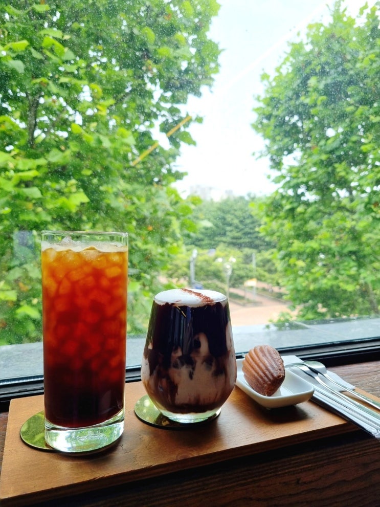  인계동 카페 도안/ 나무 뷰 보면서 디저트 흡입하기