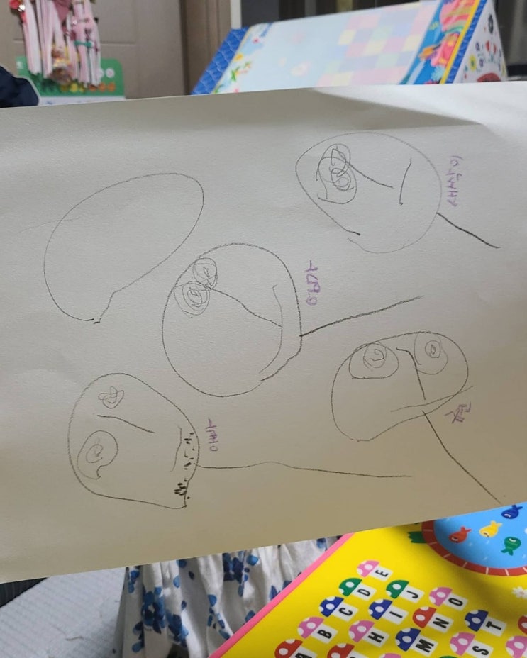 4살 리니가 그린 첫 가족 그림