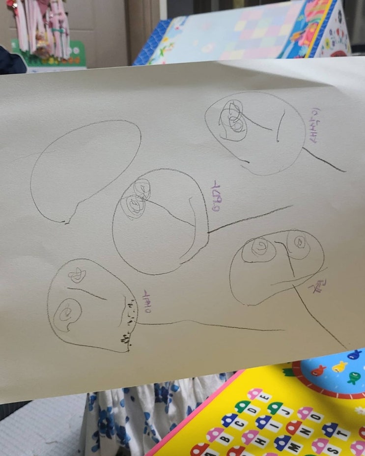  4살 리니가 그린 첫 가족 그림