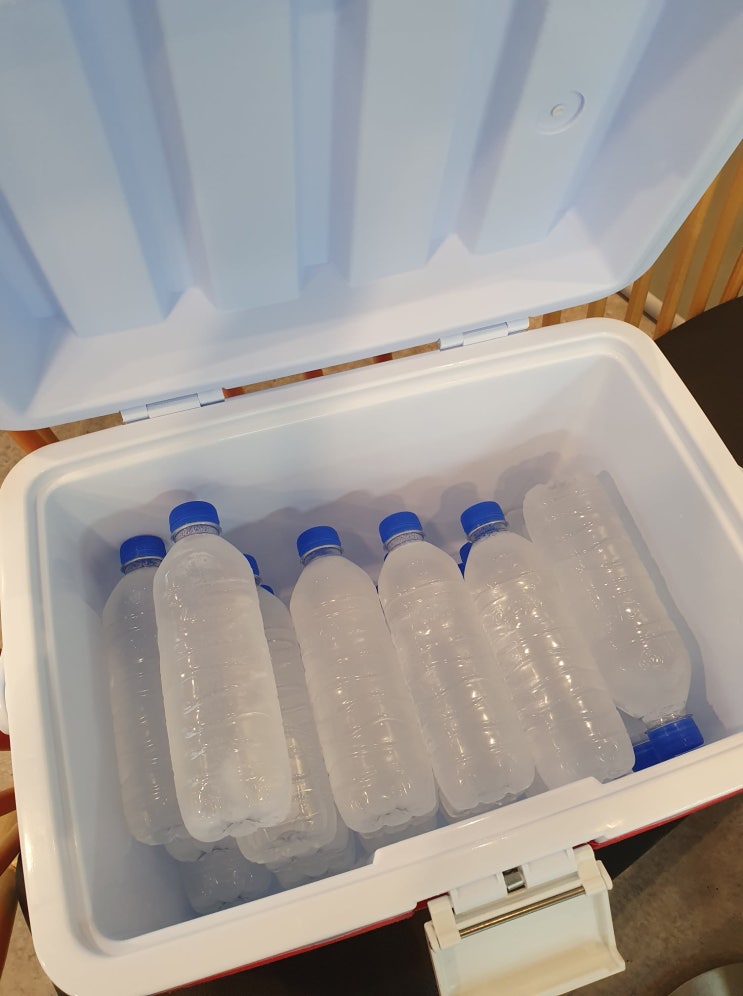  플랫폼 이동 노동자를 위한 얼음물 및 아이스 커피 제공합니다.