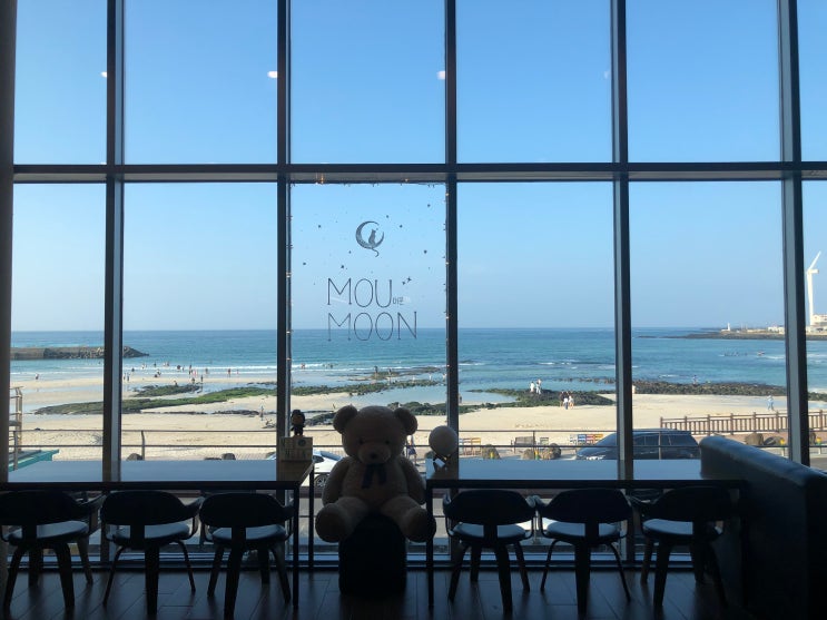  [뷰맛집] 월정리 해수욕장 카페 머문 (내부, 좌석, 화장실, 뷰, 메뉴판, 디저트) moumoon