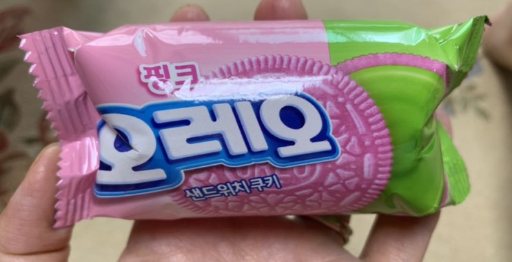 핑크 오레오 샌드위치 쿠기!/ 핑크라 딸기 맛일 줄 알았는데 녹차맛이에요!! 핑크 오레오 샌드위치 쿠기!/ 핑크라 딸기 맛일 줄 알았는데 녹차맛이에요!!