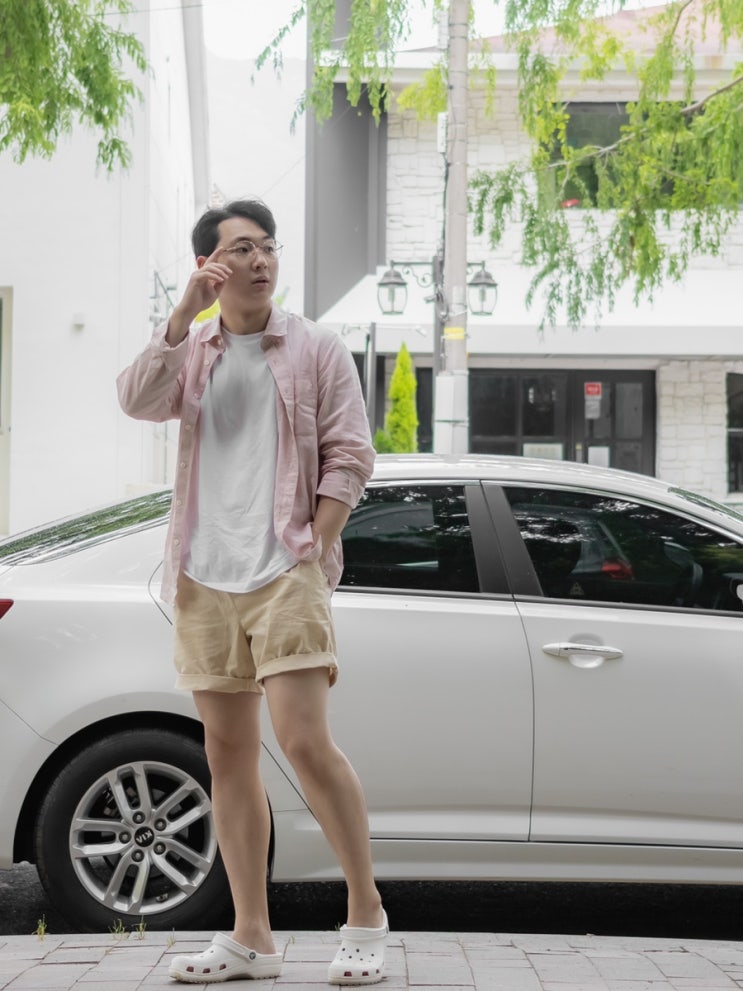  흰색 크록스에 반바지, 여름남친룩 코디로 남자 핑크셔츠까지!