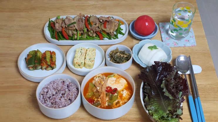  다이어트 겸 보양식 집밥 반찬  쫄깃한 식감의 부추 오리고기 야채볶음