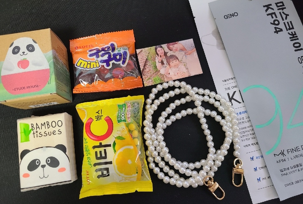 진주 체인 폰스트랩과 함께 도착한 깜짝선물 진주 체인 폰스트랩과 함께 도착한 깜짝선물