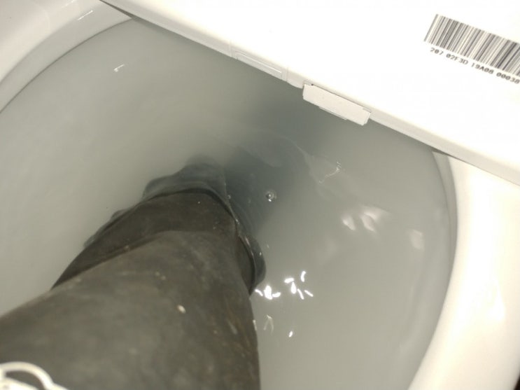  막힌 이유를 전혀 모르셨던 군포 변기 막힘, 업체를 불러 작업해 보니 의외로 휴지가 나왔군요