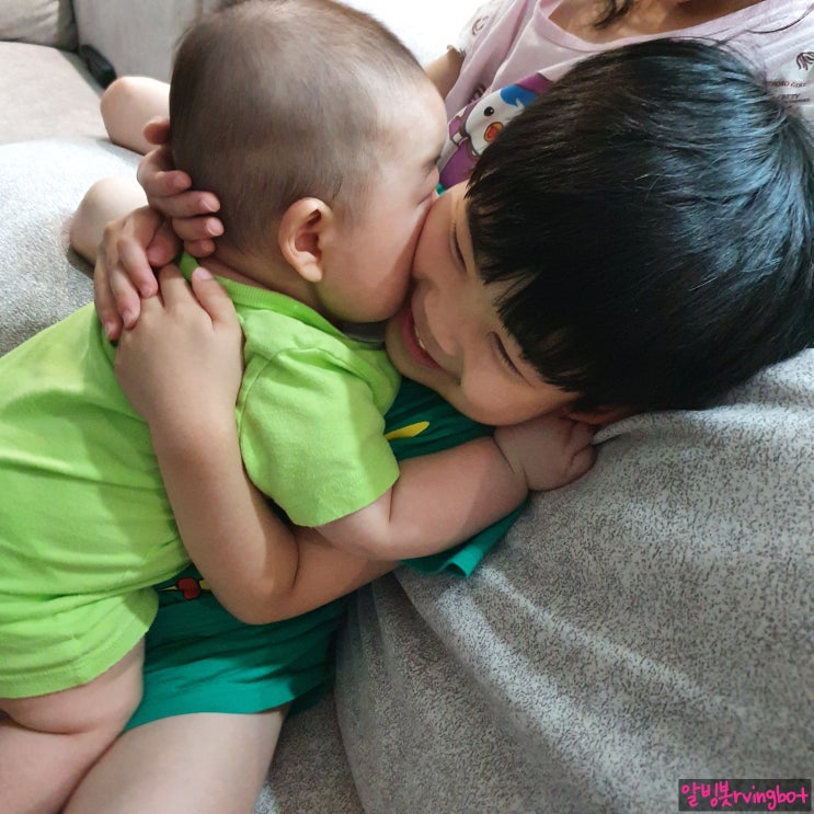  오늘은 짧은 육아일기와 알빙봇의 극심한 어깨 통증