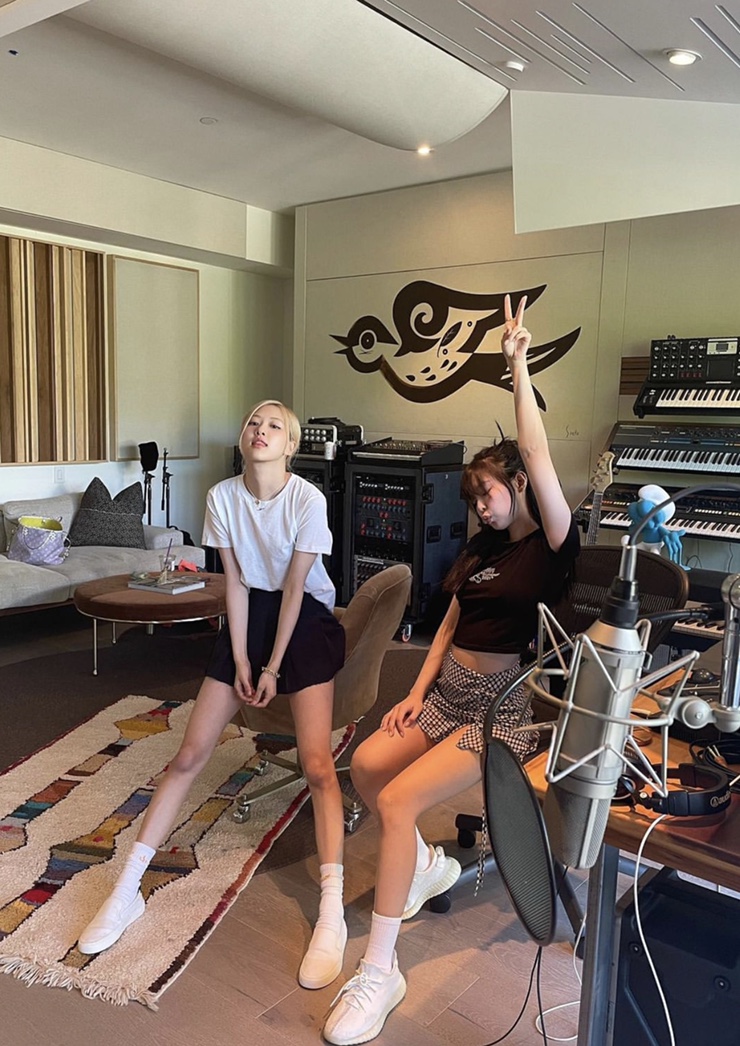  제니 인스타그램패션(with로제)체크치마,블랙크롭티,아이다스이지부스트(MSFTSrep,expiredgirl,yeezymafia)