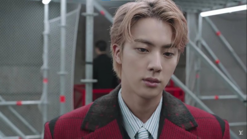 Kim Seokjin becomes the showstopper of #LVMenFW21 collection