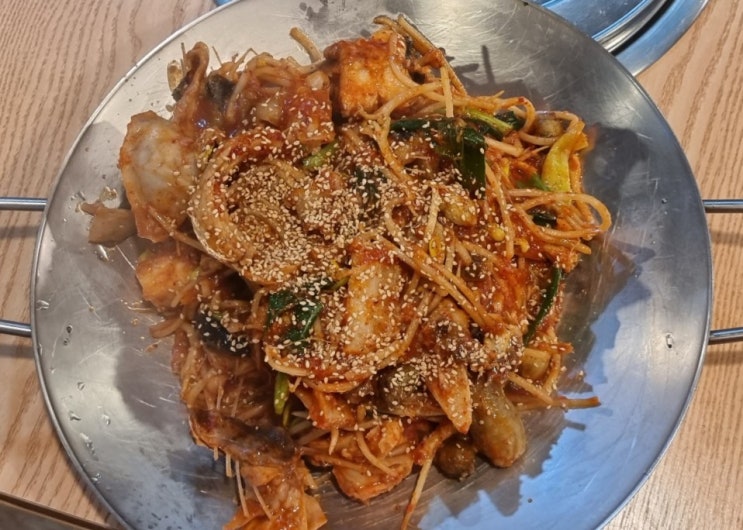  이대맛집 원조 밀리내해물탕 매콤한 아구찜과 한치회무침 맛난 조합 이네요.