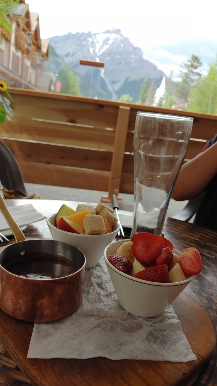  로키여행, 로키맛집, 밴프맛집 : 캐스캐이드 산을 바라보며, 퐁듀Fondue를 맛본다. 밴프 그리즐리 하우스 Grizzly House_캐나다 아빠 육아휴직