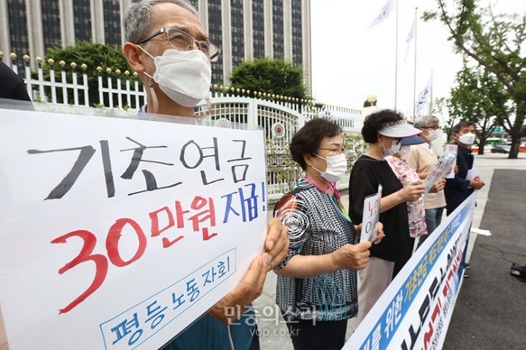 “국민연금+기초연금, 1인 최저생계비 절반도 안 돼” 일손 못 놓는 노년 노동자들