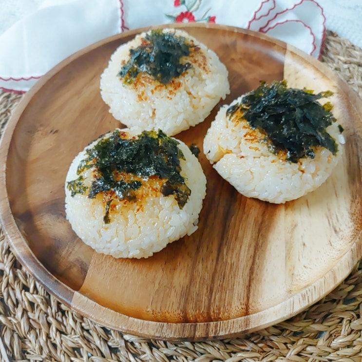  김가루 뿌린 바삭한 참치김치 구운 주먹밥 만들기