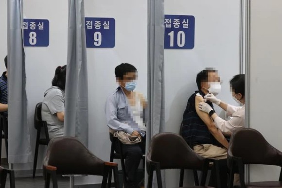 “백신 부작용 걱정되면 보험 드세요”… 무료 보험 제공하는 금융사들 “백신 부작용 걱정되면 보험 드세요”… 무료 보험 제공하는 금융사들
