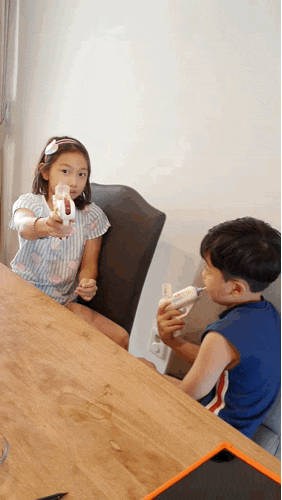 둥이들의 슈팅플라이 왕스틱비누방울 캔디건(사탕총) 놀이 / 슬쌍디아빠