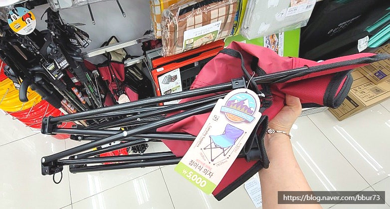 다이소 캠핑 용품 캠핑의자 랜턴 양념통 망치 조명 별개 다 있네