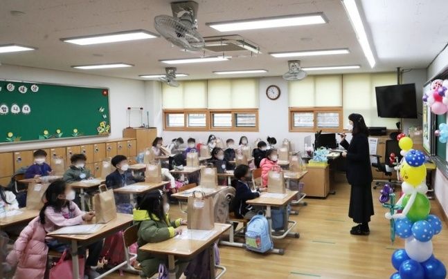 기껏 생각한다는 것이… '초등학교 교육시간 연장'이 경단녀 해결 방법? 기껏 생각한다는 것이… '초등학교 교육시간 연장'이 경단녀 해결 방법?
